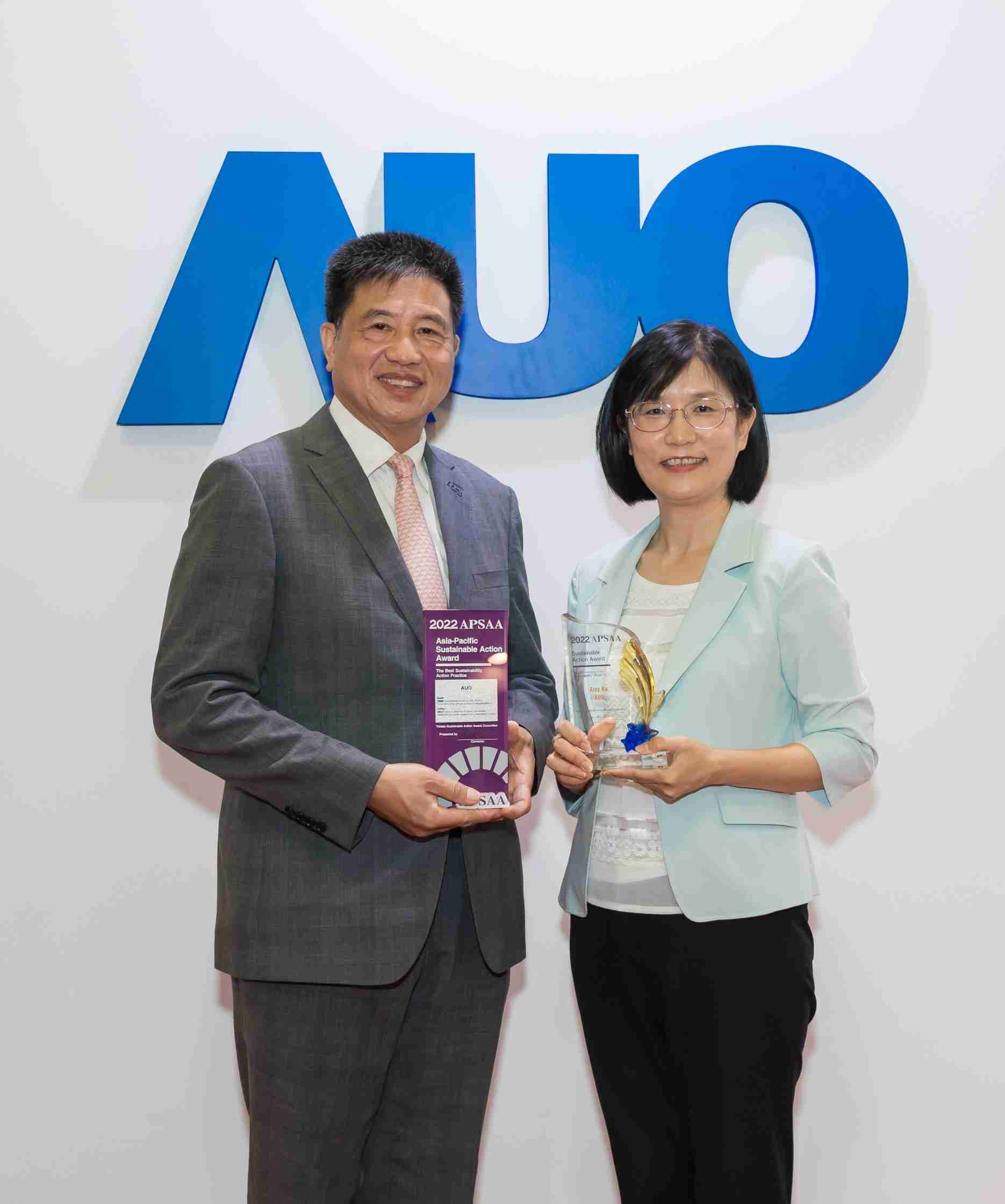 冰球突破长期垫筑永续远景的基石，，透过ESG暨气候委员会逐步实践永续策略蓝图。。。其中，，，，冰球突破光电永续长古秀华带领团队、、制定中长期目标，，，缔造多面向亮眼表现，，，获得「顶尖永续长奖」的个人奖殊荣（左：冰球突破光电董事长暨执行长彭双浪，，，右：冰球突破光电永续长古秀华）