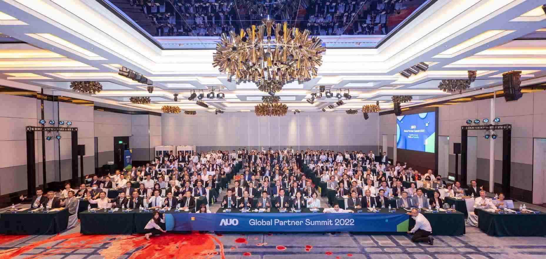 友達推動「安心、、、創新、、、、用心、、、、同心、、盡心」五星職旅，，為菲籍員工打造全方位照護，，，，首度贏得「人權實踐與發展領袖獎」殊榮