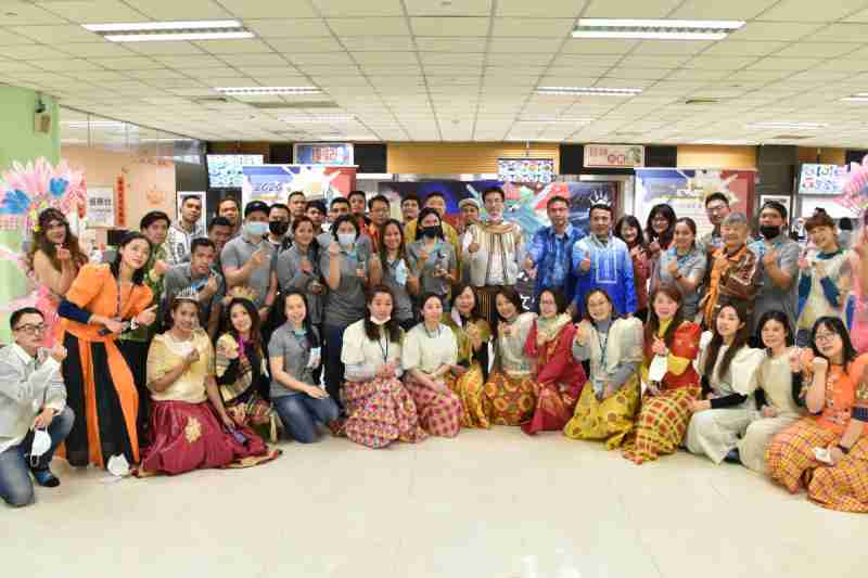 友達推動「安心、、、創新、、、用心、、同心、、盡心」五星職旅，，為菲籍員工打造全方位照護，，，，首度贏得「人權實踐與發展領袖獎」殊榮