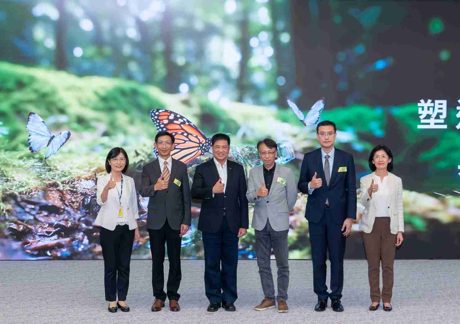 友達2023 CSR共榮大會，，邀請領域專家分享交流生物多樣性管理趨勢、、無塑產品、、海廢永續塑料等議題  （圖左到右：友達光電永續長古秀華、、3M台灣技術長陳君杰、、、友達光電董事長暨集團策略長彭双浪、、、、光寶科技企業永續發展處處長陳慶暉、、、安永聯合會計師事務所執業會計師曾于哲、、友達光電供應鏈總部副總經理吳宜芳）