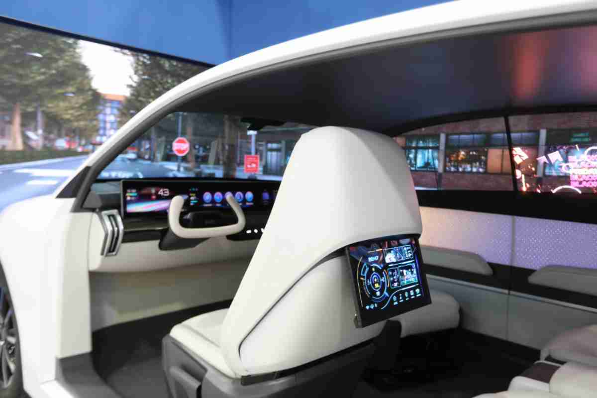 冰球突破的「可卷式后座娱乐显示器」加强后座乘客的感官体验，，，，并保有个性化设计，，可依使用偏好进行动态调整。。