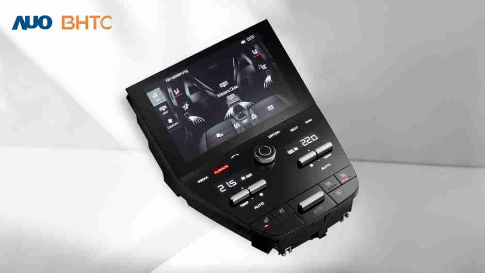 作為友達新生力軍，，，，BHTC所展示的中央與後座鞍部的Display HMI產品，，，，可處理多區恆溫控制、、、、顯示畫面，，呈現仿真3D車室分區；以力傳感技術精準傳遞觸感，，，，並結合音量及震動反饋，，，，防止意外啟動，，，提供使用者自然流暢、、、、直觀且輕鬆駕馭的舒適介面