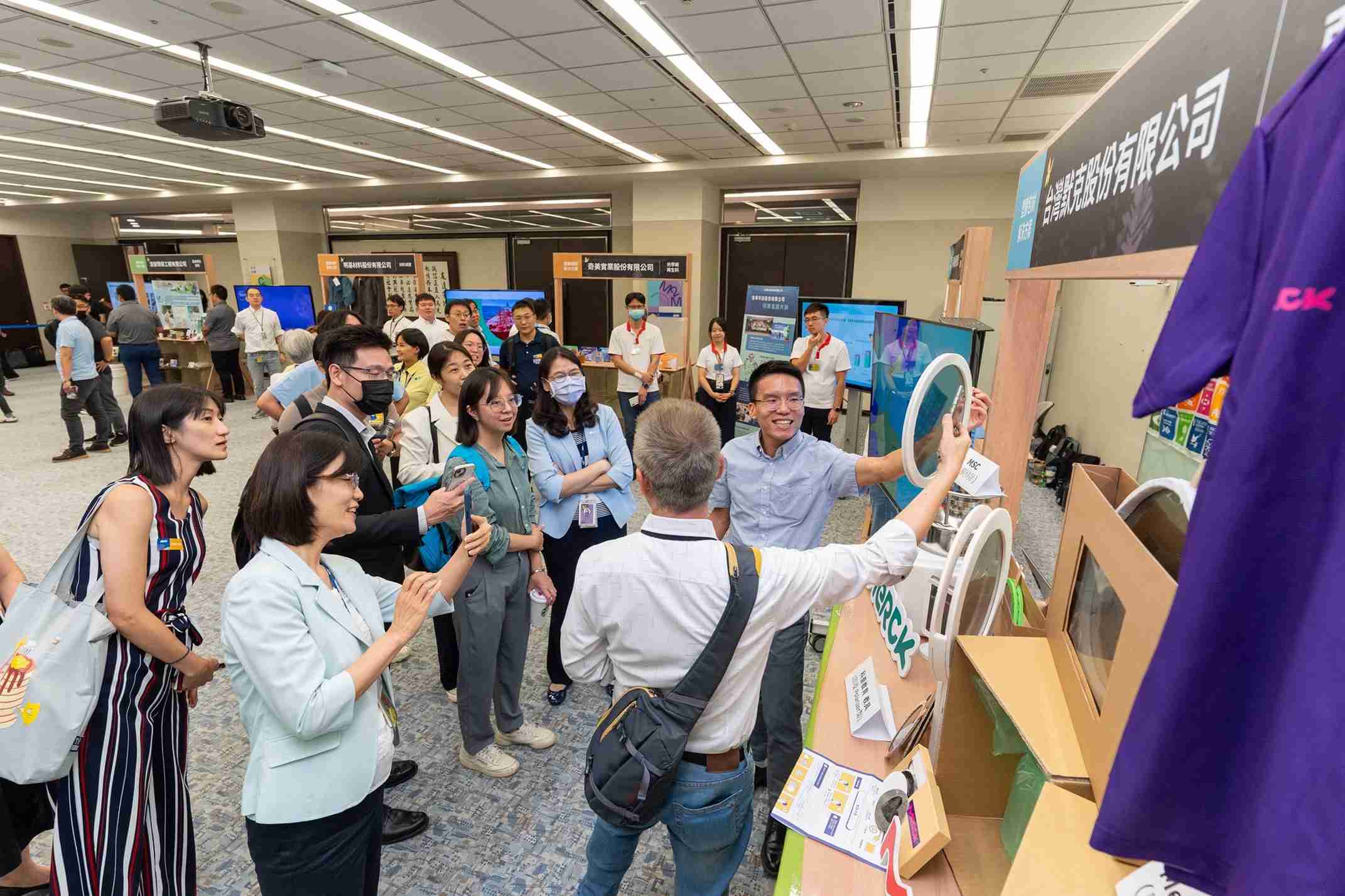 冰球突破连手产业伙伴策划首届生态圈联展，，展示如何将废塑料循环再利用，，，创新解决方案包括：塑料包材再生与循环使用、、再生塑料研发及应用、、废塑料回收再生技术、、、减塑生活提案等