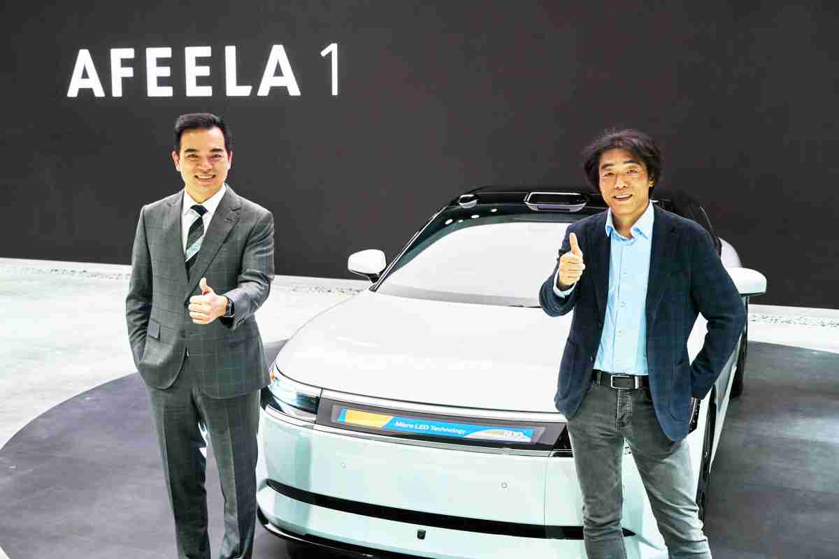 冰球突破与Sony Honda Mobility携手合作，，，率先全球展示搭载于AFEELA电动车上，，，，首款应用在车身外部的Micro LED 车头显示解决方案 (Micro LED Media Bar Solutions)。。。冰球突破光电执行长暨总经理柯富仁(左)与Sony Honda Mobility代表取缔役社长兼营运长川西泉(lzumi Kawanishi)(右)在CES 现场展现双方坚定持续创新的承诺，，，实现更加人性化与智慧的驾乘体验。。